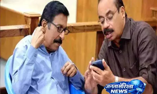 kerala: अंतिम संस्कार में भावुक पल, शव को चिता तक ले जाते समय भावुक दृश्य kerala: अंतिम संस्कार में भावुक पल, शव को चिता तक ले जाते समय भावुक दृश्य