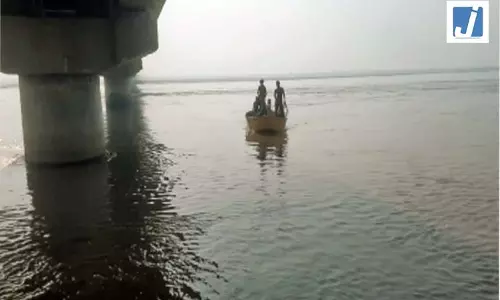 नदी में पलटी किसानों से भरी नाव, किशोरी समेत तीन लापता नदी में पलटी किसानों से भरी नाव, किशोरी समेत तीन लापता