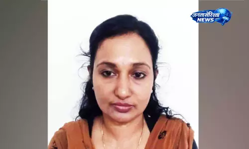 Kerala : रिटायर्ड रेवेन्यू अधिकारी से दोस्ती कर 20 लाख की ठगी, महिला गिरफ्तार Kerala : रिटायर्ड रेवेन्यू अधिकारी से दोस्ती कर 20 लाख की ठगी, महिला गिरफ्तार