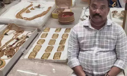 Telangana ACB ने आय से अधिक संपत्ति मामले में मोहन नाइक को गिरफ्तार किया Telangana ACB ने आय से अधिक संपत्ति मामले में मोहन नाइक को गिरफ्तार किया