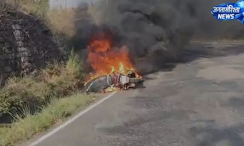 स्वारघाट में ओल्ड NH पर चलती स्कूटी बनी आग का गोला स्वारघाट में ओल्ड NH पर चलती स्कूटी बनी आग का गोला