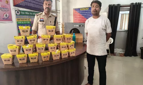 रेलवे स्टेशन के बाहर 1120 नग गोगो रैपर के साथ युवक पकड़ाया, पान ठेलों में करता था सप्लाई रेलवे स्टेशन के बाहर 1120 नग गोगो रैपर के साथ युवक पकड़ाया, पान ठेलों में करता था सप्लाई