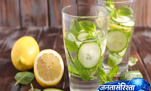शरीर को अंदर से साफ करने में मदद करता है डिटॉक्स वॉटर शरीर को अंदर से साफ करने में मदद करता है डिटॉक्स वॉटर