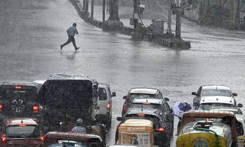 Hyderabad में बारिश से दो लोगों की मौत, सड़कों पर पानी भरा, शहर में ट्रैफिक जाम Hyderabad में बारिश से दो लोगों की मौत, सड़कों पर पानी भरा, शहर में ट्रैफिक जाम