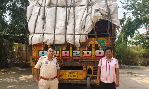 अवैध कबाड़ 20 टन लोहे का स्क्रैप जब्त, पुलिस रख रही पैनी नजर अवैध कबाड़ 20 टन लोहे का स्क्रैप जब्त, पुलिस रख रही पैनी नजर