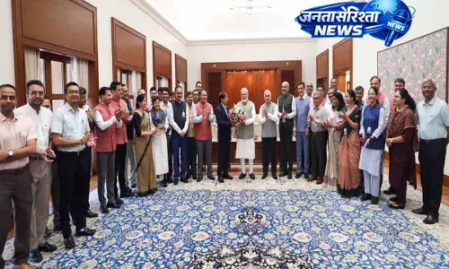 PMO स्टाफ ने PM मोदी को देश के सबसे लंबे समय तक PM रहने पर बधाई दी PMO स्टाफ ने PM मोदी को देश के सबसे लंबे समय तक PM रहने पर बधाई दी
