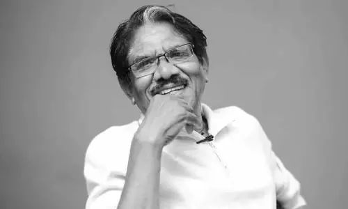 SS राजामौली, सिद्धार्थ, बोनी कपूर ने भारतीराजा को श्रद्धांजलि दी SS राजामौली, सिद्धार्थ, बोनी कपूर ने भारतीराजा को श्रद्धांजलि दी