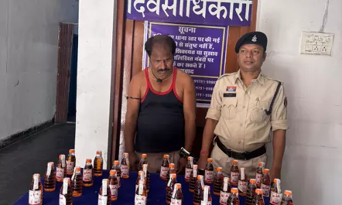 आदतन गुंडा-बदमाश अवैध शराब बिक्री करते रंगे हाथों गिरफ्तार