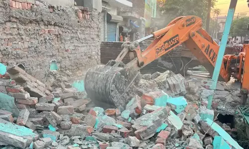 Haridwar: हरिद्वार में अवैध मजार पर प्रशासन की बड़ी कार्रवाई, ढहाया गया ढांचा