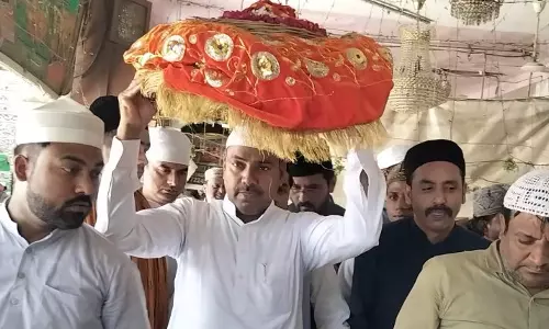BJP माइनॉरिटी मोर्चा ने अजमेर शरीफ दरगाह पर चादर चढ़ाई BJP माइनॉरिटी मोर्चा ने अजमेर शरीफ दरगाह पर चादर चढ़ाई