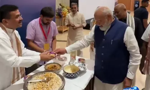 PM मोदी ने NDA नेताओं के साथ झालमुड़ी बांटी, गठबंधन ने रिकॉर्ड कार्यकाल के लिए दी बधाई