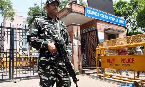 Advik Capital case में जिला अदालत ने कार्यवाही पर लगाई रोक Advik Capital case में जिला अदालत ने कार्यवाही पर लगाई रोक