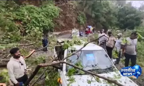 चित्रकोंडा के MLA मंगू खिल्ला बाल-बाल बचे, उनकी कार पर गिरा बड़ा पेड़ चित्रकोंडा के MLA मंगू खिल्ला बाल-बाल बचे, उनकी कार पर गिरा बड़ा पेड़