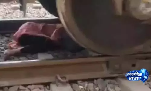 पटरी के बीच लेटकर महिला ने बचाई जान, ऊपर से गुजर गई Train पटरी के बीच लेटकर महिला ने बचाई जान, ऊपर से गुजर गई Train
