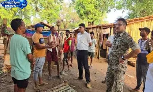 नदी पार कर नुगुर पहुंचे कलेक्टर-एसपी, ग्रामीणों से सीधा संवाद नदी पार कर नुगुर पहुंचे कलेक्टर-एसपी, ग्रामीणों से सीधा संवाद