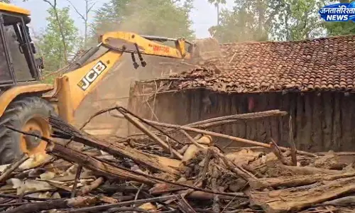 वनभूमि पर बड़ी कार्रवाई: 100 एकड़ जमीन अतिक्रमण मुक्त, अवैध मकान ढहाए गए वनभूमि पर बड़ी कार्रवाई: 100 एकड़ जमीन अतिक्रमण मुक्त, अवैध मकान ढहाए गए