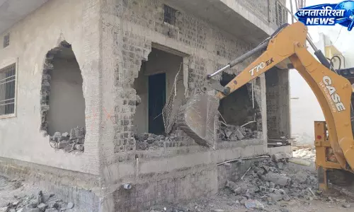 अवैध निर्माण पर बड़ी कार्रवाई, बिना अनुमति बन रहे 4 भवनों पर चला बुलडोजर अवैध निर्माण पर बड़ी कार्रवाई, बिना अनुमति बन रहे 4 भवनों पर चला बुलडोजर