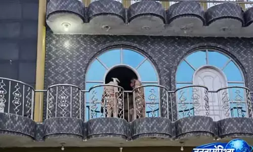 होटल के कमरे में युवती का शव मिलने से सनसनी, साथ आया युवक फरार होटल के कमरे में युवती का शव मिलने से सनसनी, साथ आया युवक फरार
