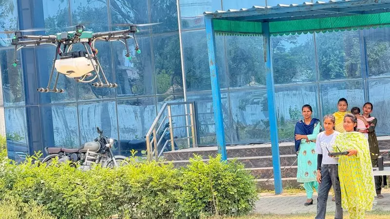 ड्रोन ट्रेनिंग से ग्रामीण महिलाओं को कमाने और परिवार चलाने के लिए पंख मिलते ड्रोन ट्रेनिंग से ग्रामीण महिलाओं को कमाने और परिवार चलाने के लिए पंख मिलते