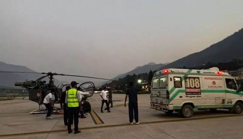 Himachal: हिमाचल में क्रैश के बाद फंसे ब्रिटिश पैराग्लाइडर को IAF ने बचाया Himachal: हिमाचल में क्रैश के बाद फंसे ब्रिटिश पैराग्लाइडर को IAF ने बचाया