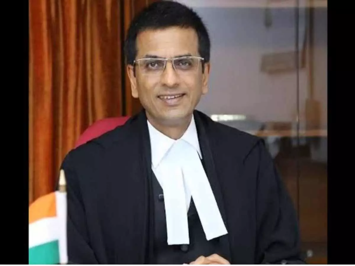 वकील ने पूर्व CJI डी वाई चंद्रचूड़ के खिलाफ खोला मोर्चा, भेजा कानूनी नोटिस वकील ने पूर्व CJI डी वाई चंद्रचूड़ के खिलाफ खोला मोर्चा, भेजा कानूनी नोटिस