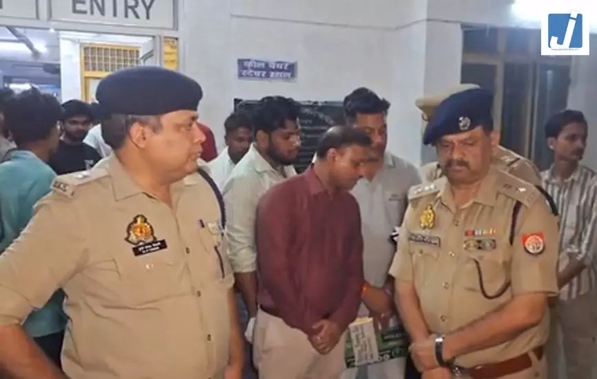 ट्रक और बस की भीषण टक्कर में चार की मौत, 10 घायल, तीन की हालत गंभीर ट्रक और बस की भीषण टक्कर में चार की मौत, 10 घायल, तीन की हालत गंभीर