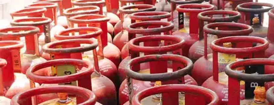 LPG सिलेंडर किसी दूसरे को डिलीवरी की, गैस एजेंसी के खिलाफ FIR दर्ज LPG सिलेंडर किसी दूसरे को डिलीवरी की, गैस एजेंसी के खिलाफ FIR दर्ज