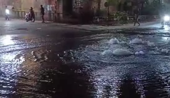 भाठागांव ओवरब्रिज के पास पानी की मेन पाइप लाइन फटा भाठागांव ओवरब्रिज के पास पानी की मेन पाइप लाइन फटा