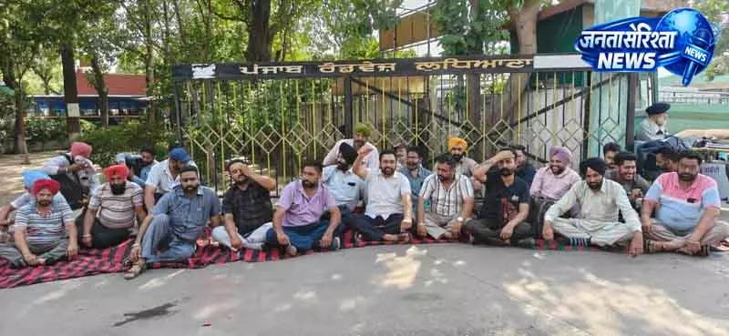 Punjab रोडवेज़ हड़ताल से बस सेवाएं ठप Punjab रोडवेज़ हड़ताल से बस सेवाएं ठप
