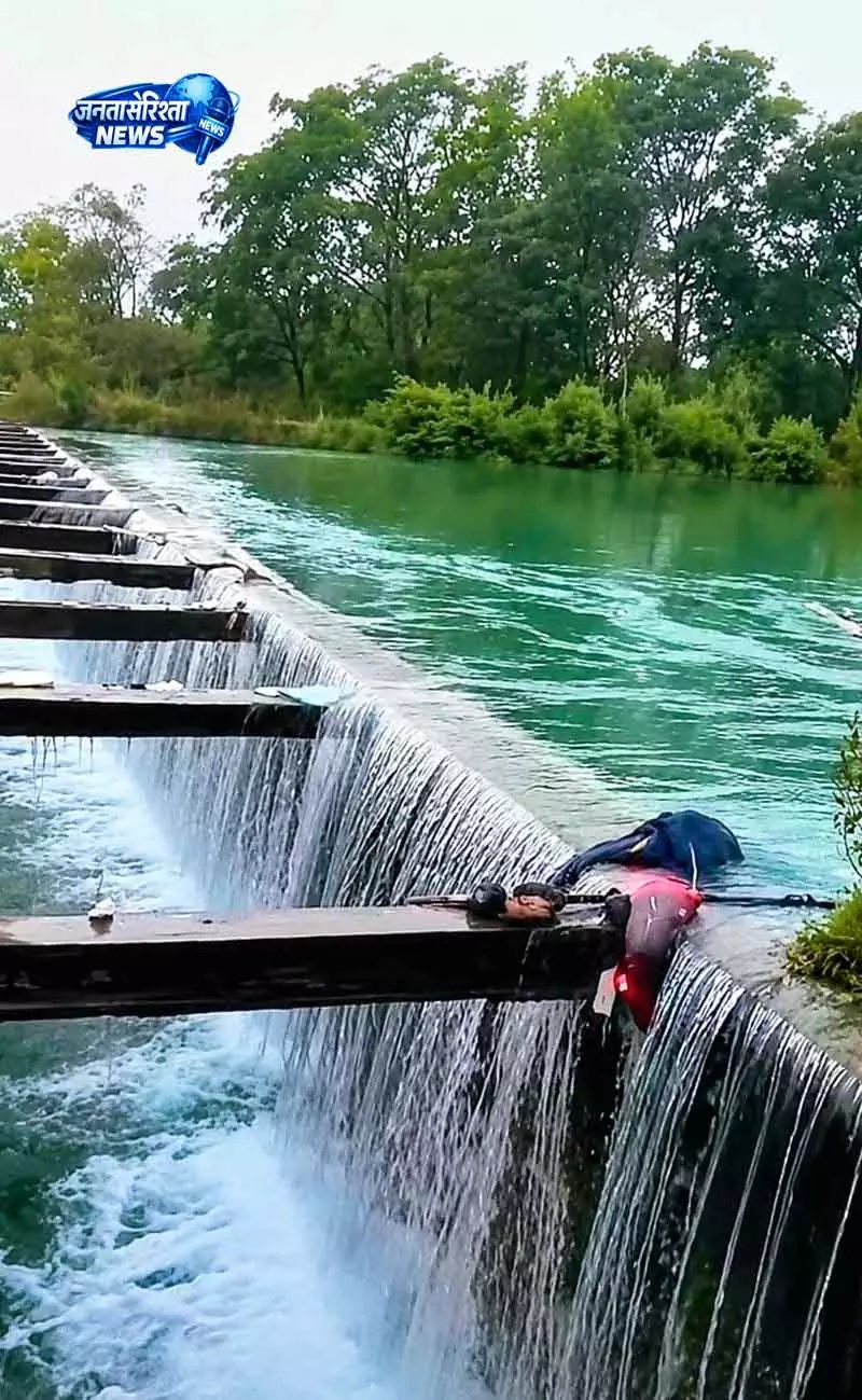 Ropar भानुपली साइफन पर पानी बढ़ा, अधिकारी पहुंचे Ropar भानुपली साइफन पर पानी बढ़ा, अधिकारी पहुंचे