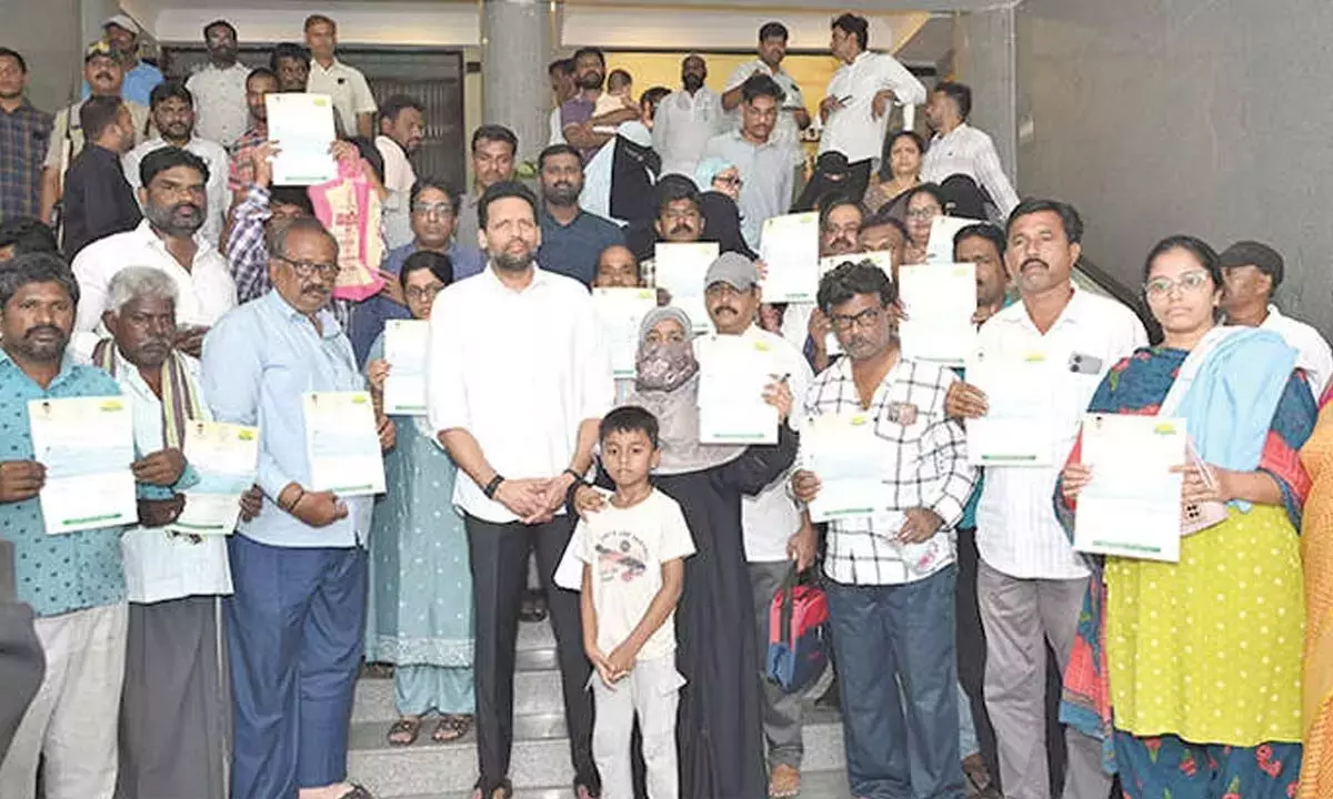 Andhra: मंत्री भरत ने कुल 1.85 करोड़ रुपये के सीएमआरएफ चेक सौंपे Andhra: मंत्री भरत ने कुल 1.85 करोड़ रुपये के सीएमआरएफ चेक सौंपे
