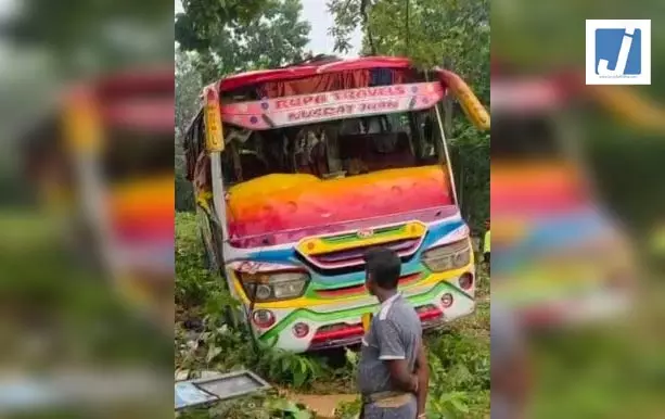 बारातियों से भरी बस पलटी, 2 की मौत कई घायल बारातियों से भरी बस पलटी, 2 की मौत कई घायल