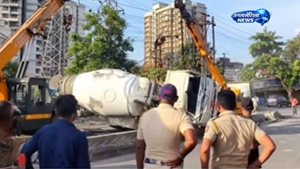 Mumbai-बेंगलुरु हाईवे पर सीमेंट मिक्सर पलटने से डिलीवरी बॉय की दर्दनाक मौत Mumbai-बेंगलुरु हाईवे पर सीमेंट मिक्सर पलटने से डिलीवरी बॉय की दर्दनाक मौत