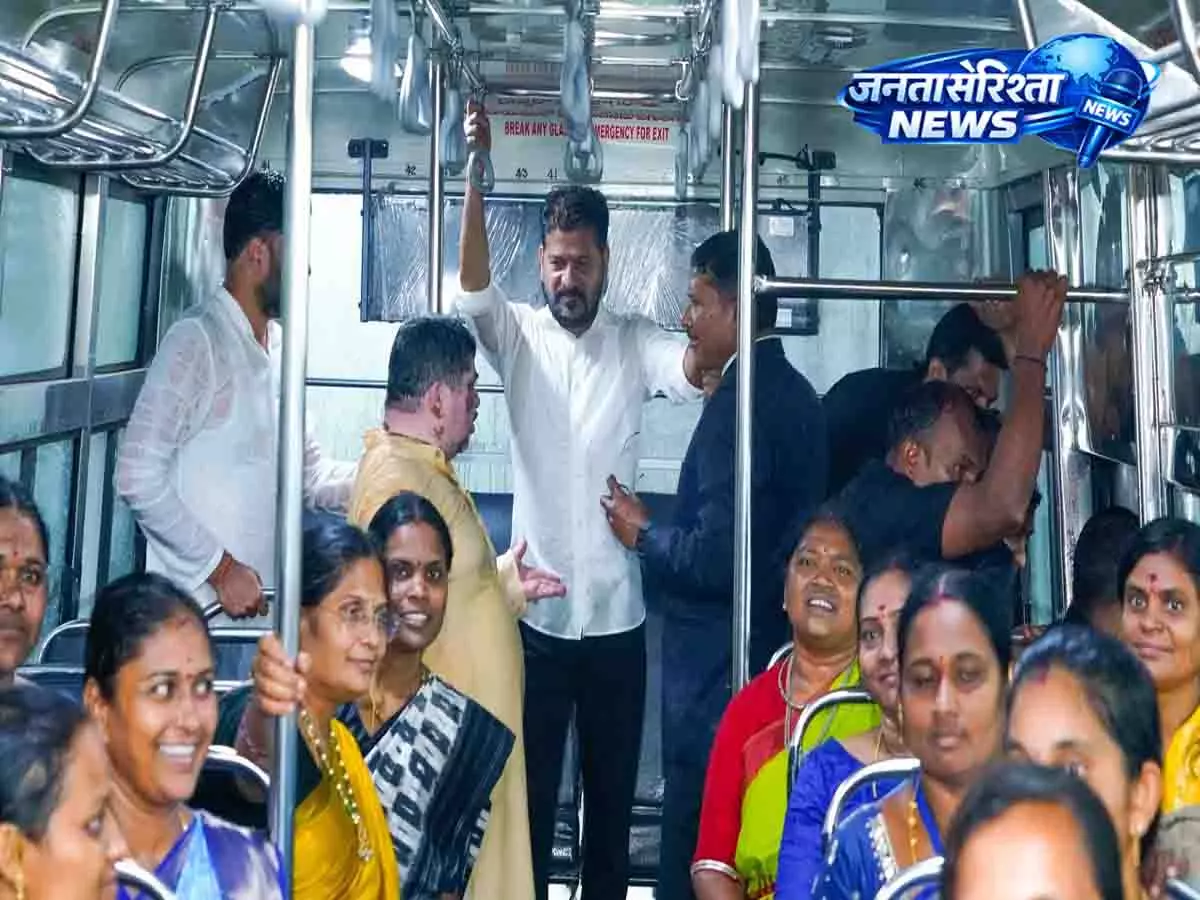 Telangana CM ने महिला स्वयं सहायता समूहों को 553 बसें सौंपीं Telangana CM ने महिला स्वयं सहायता समूहों को 553 बसें सौंपीं