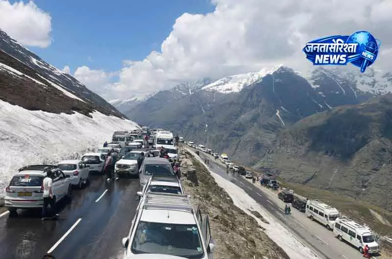 Himachal: बर्फबारी ने बुलाया, कुल्लू-मनाली में ट्रैफिक ने पर्यटकों की जांच की Himachal: बर्फबारी ने बुलाया, कुल्लू-मनाली में ट्रैफिक ने पर्यटकों की जांच की