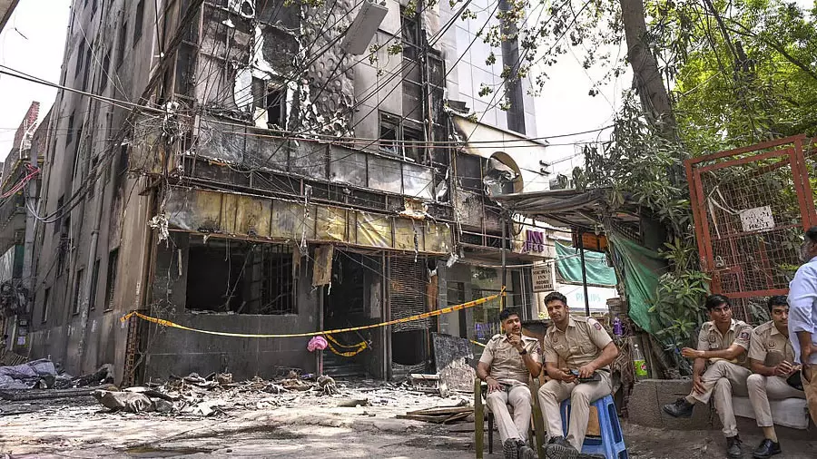 Delhi hotel fire : 21 मौतों के मामले में लाइसेंस और सुरक्षा नियमों की जांच Delhi hotel fire : 21 मौतों के मामले में लाइसेंस और सुरक्षा नियमों की जांच