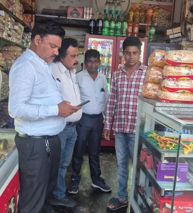 किक्की रेस्टोरेंट, जयराज स्वीट्स, अली बिरयानी और धमतरी मूंगबड़ा पर निगम ने लगाया जुर्माना किक्की रेस्टोरेंट, जयराज स्वीट्स, अली बिरयानी और धमतरी मूंगबड़ा पर निगम ने लगाया जुर्माना