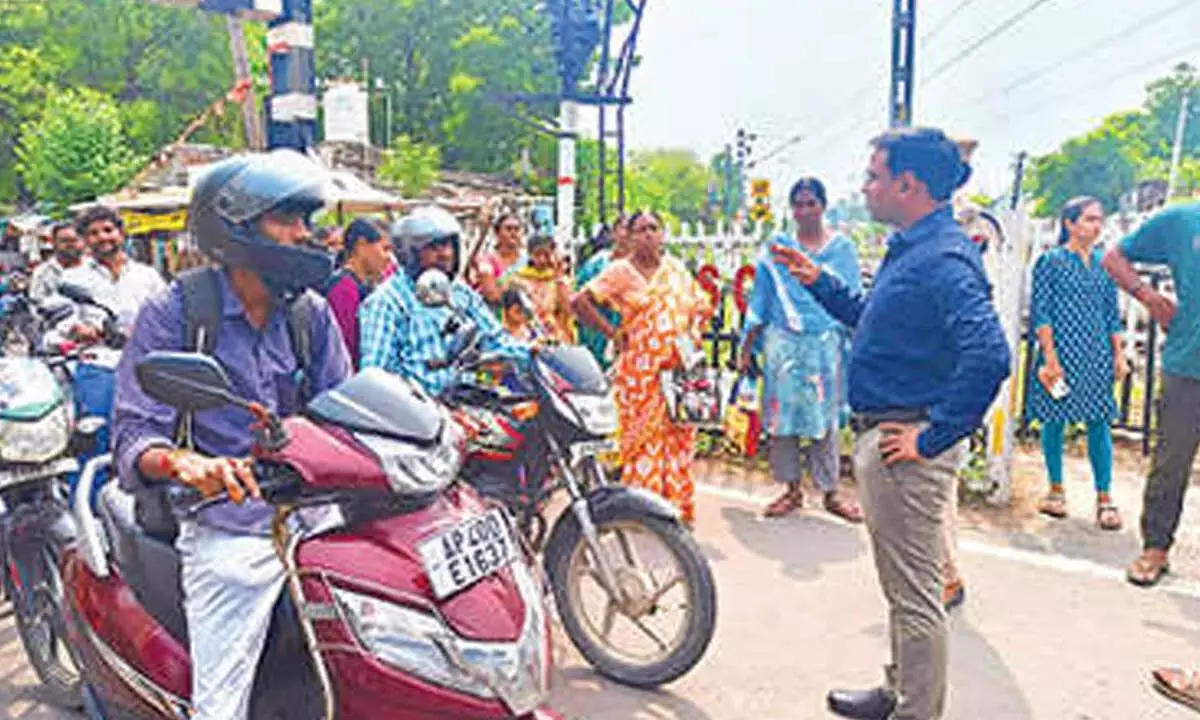 Andhra: लेवल क्रॉसिंग जागरूकता दिवस मनाया गया Andhra: लेवल क्रॉसिंग जागरूकता दिवस मनाया गया