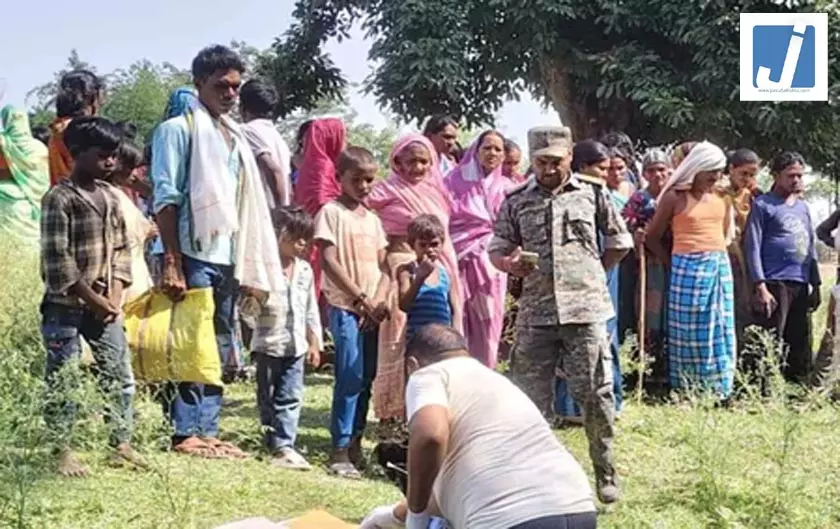 बुजुर्ग की धारदार हथियार से हत्या, गांव में सनसनी बुजुर्ग की धारदार हथियार से हत्या, गांव में सनसनी