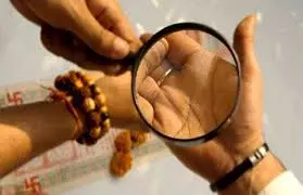 हथेली में छिपे हैं करियर के संकेत: हस्तरेखा शास्त्र से जानें सफलता के रास्ते हथेली में छिपे हैं करियर के संकेत: हस्तरेखा शास्त्र से जानें सफलता के रास्ते