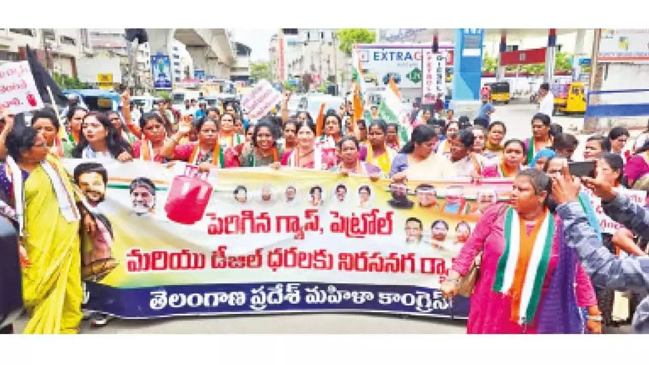 Telangana: महिला कांग्रेस ने ईंधन की कीमतों में बढ़ोतरी को लेकर देशव्यापी आंदोलन की चेतावनी दी Telangana: महिला कांग्रेस ने ईंधन की कीमतों में बढ़ोतरी को लेकर देशव्यापी आंदोलन की चेतावनी दी