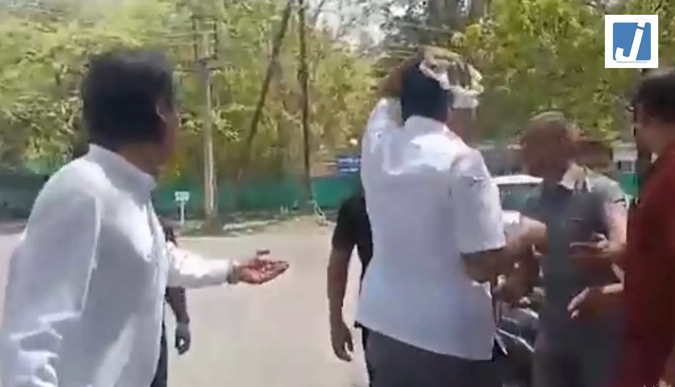 MLA का ऑटो पलटा, फटा सिर, सामने आया VIDEO MLA का ऑटो पलटा, फटा सिर, सामने आया VIDEO