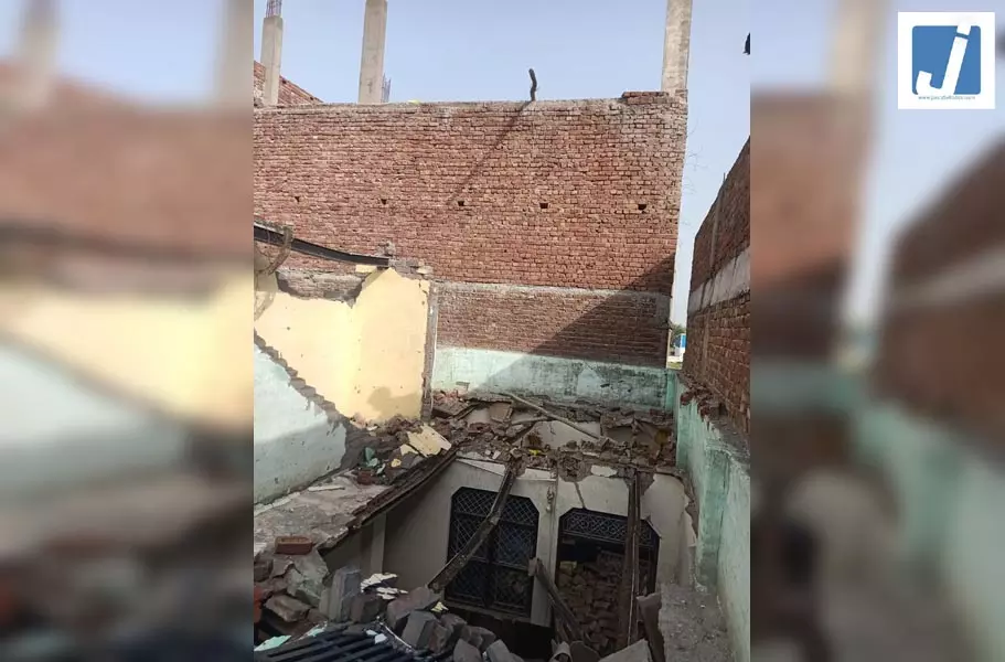 तेज आंधी-तूफान का कहर, निर्माणाधीन मकान की दीवार गिरने से मची अफरा-तफरी तेज आंधी-तूफान का कहर, निर्माणाधीन मकान की दीवार गिरने से मची अफरा-तफरी