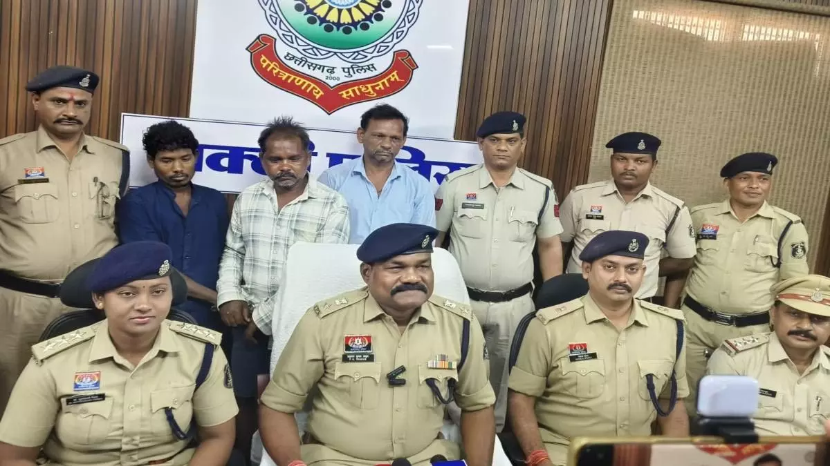 पति-पत्नी हत्याकांड और लूटकांड, सराफा व्यापारी भी गिरफ्तार पति-पत्नी हत्याकांड और लूटकांड, सराफा व्यापारी भी गिरफ्तार