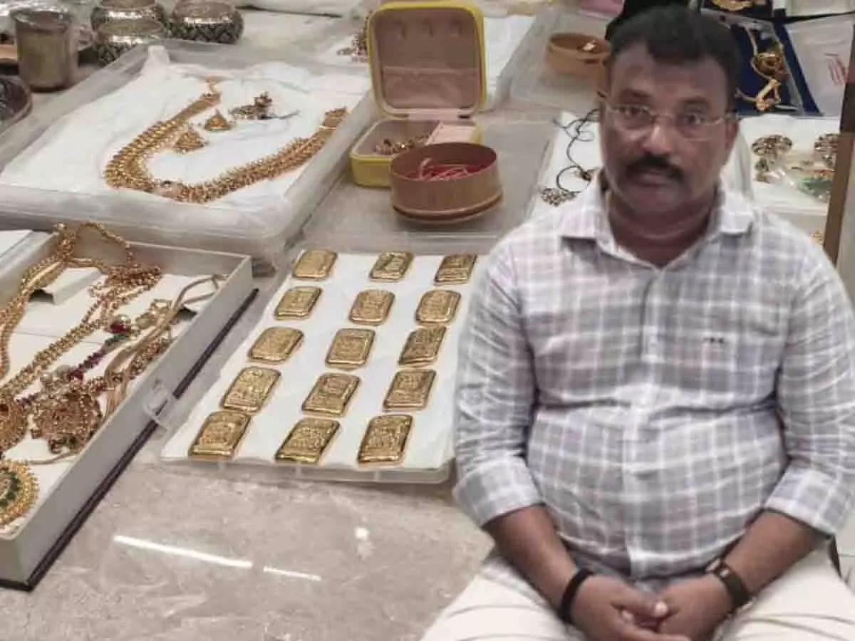 Telangana ACB ने आय से अधिक संपत्ति मामले में मोहन नाइक को गिरफ्तार किया Telangana ACB ने आय से अधिक संपत्ति मामले में मोहन नाइक को गिरफ्तार किया
