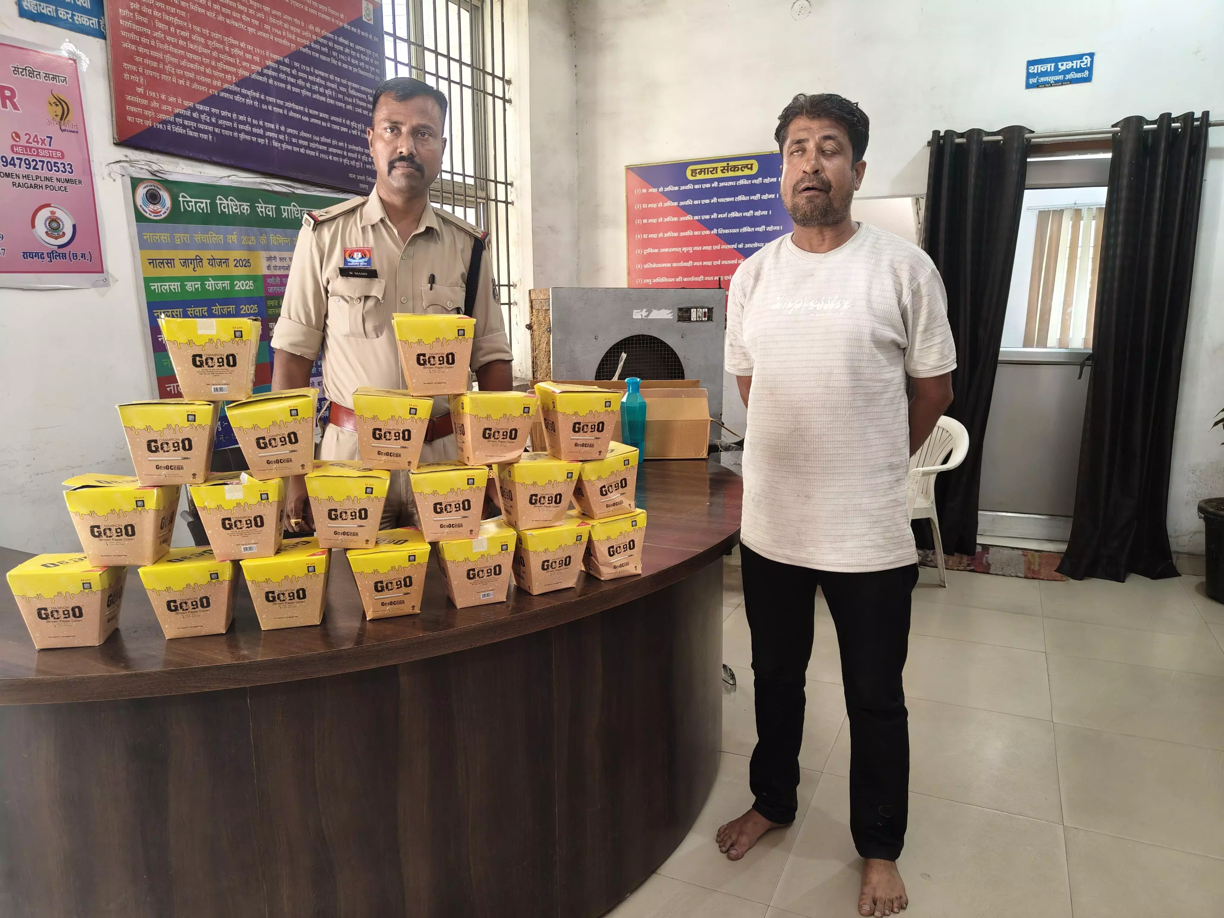 रेलवे स्टेशन के बाहर 1120 नग गोगो रैपर के साथ युवक पकड़ाया, पान ठेलों में करता था सप्लाई रेलवे स्टेशन के बाहर 1120 नग गोगो रैपर के साथ युवक पकड़ाया, पान ठेलों में करता था सप्लाई