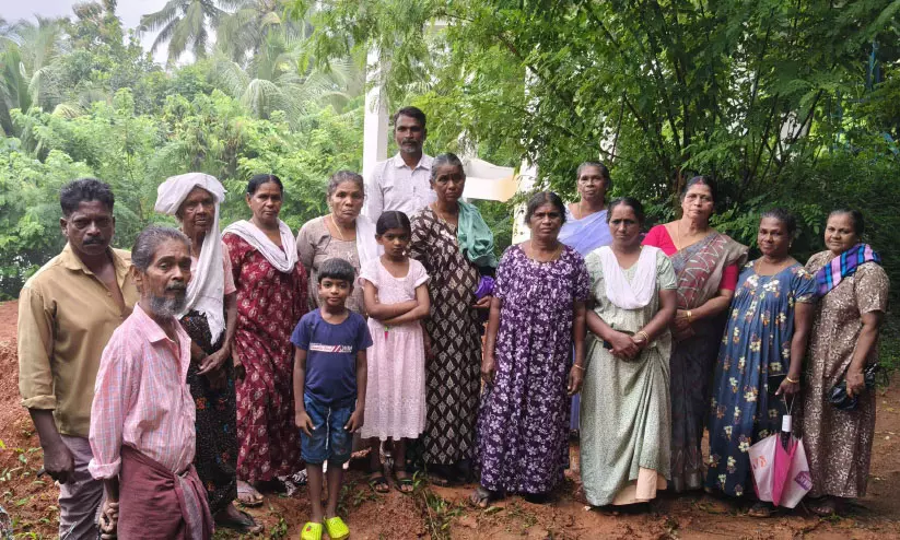 वेल्लतंजूर चेरुकुन्नू SC नगर में भूस्खलन का खतरा, टावर निर्माण को लेकर ग्रामीणों में चिंता वेल्लतंजूर चेरुकुन्नू SC नगर में भूस्खलन का खतरा, टावर निर्माण को लेकर ग्रामीणों में चिंता