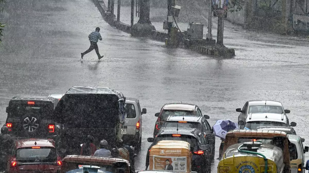 Hyderabad में बारिश से दो लोगों की मौत, सड़कों पर पानी भरा, शहर में ट्रैफिक जाम Hyderabad में बारिश से दो लोगों की मौत, सड़कों पर पानी भरा, शहर में ट्रैफिक जाम