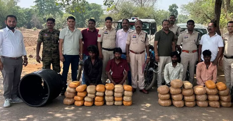 36 लाख का गांजा बरामद, प्लास्टिक टबों में छुपाकर तस्करी की कोशिश नाकाम 36 लाख का गांजा बरामद, प्लास्टिक टबों में छुपाकर तस्करी की कोशिश नाकाम