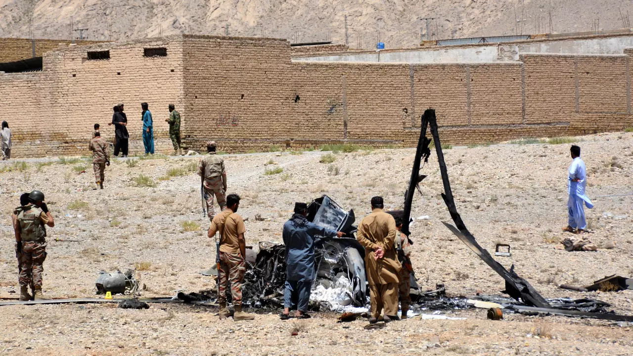 Pakistani सेना का Mi-17 हेलीकॉप्टर PoK में क्रैश, सभी सवार मारे गए Pakistani सेना का Mi-17 हेलीकॉप्टर PoK में क्रैश, सभी सवार मारे गए